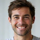 Retrato amigable de Carlos M., un hombre de unos 30 años, con una expresión de confianza y buena salud.