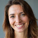 Retrato sonriente de Ana García, una mujer de unos 40 años con cabello castaño, aspecto saludable y feliz.